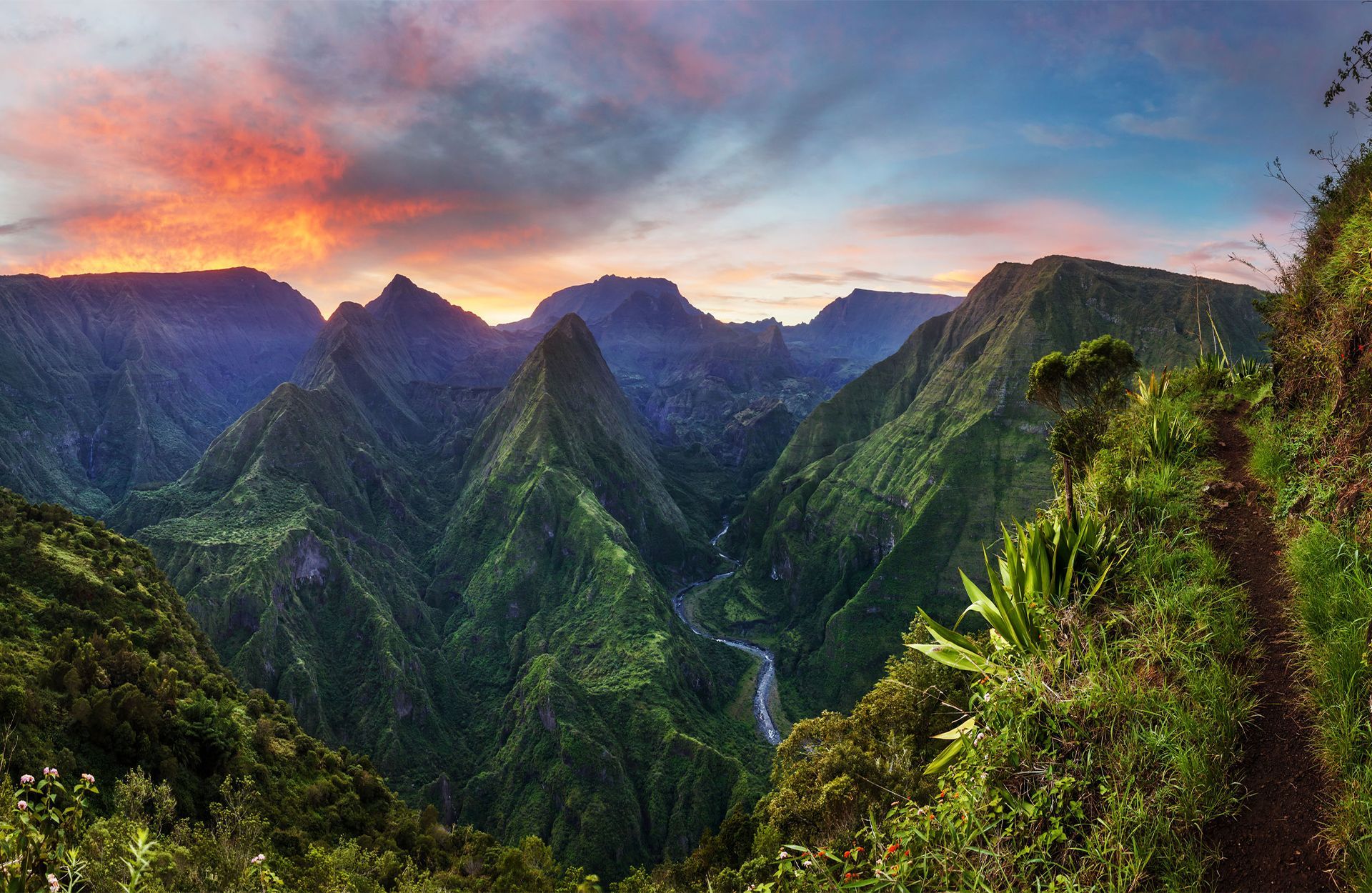 Cirque de Mafate — Accessible à pied ou en hélico